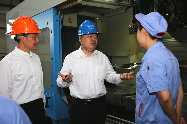 郝鹏与九州ku酷游集团一线生产人员深入交流